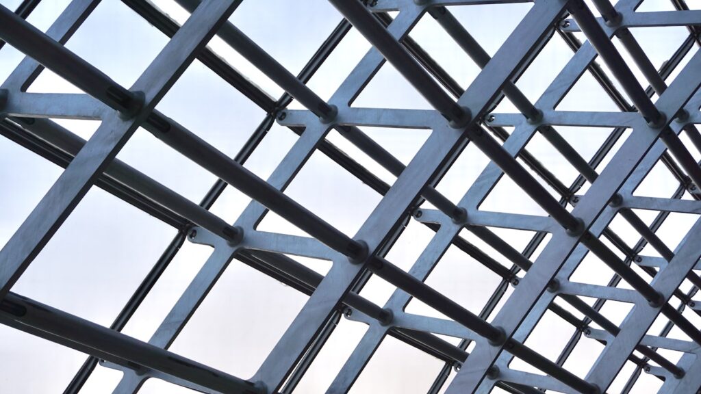 Ingeniería estructural: estructura metálica vista desde el interior de una nave en construcción